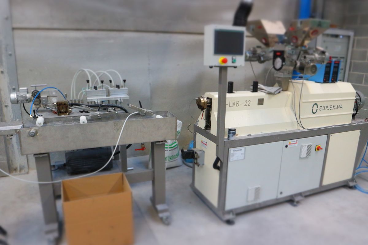 Estrusore da laboratorio De Grandi per la preparazione dei provini di compound
