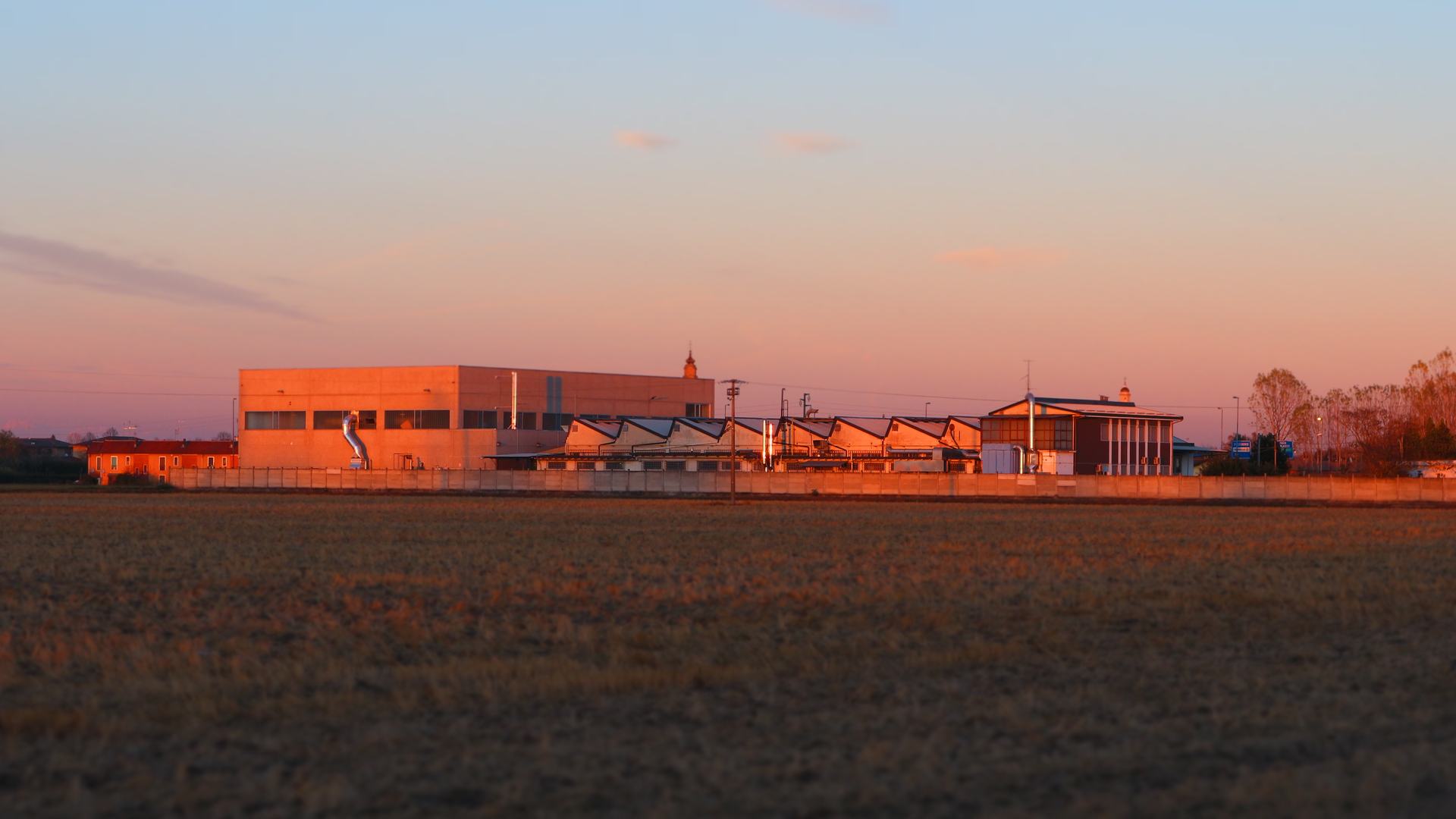 Lo stabilimento De Grandi di Tromello (Pavia) al tramonto