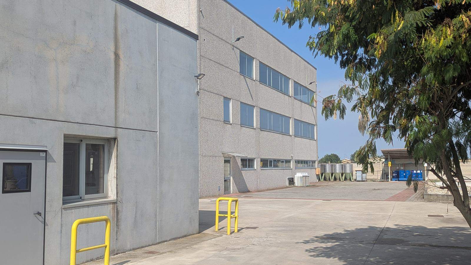 Il piazzale dello stabilimento De Grandi di Tromello