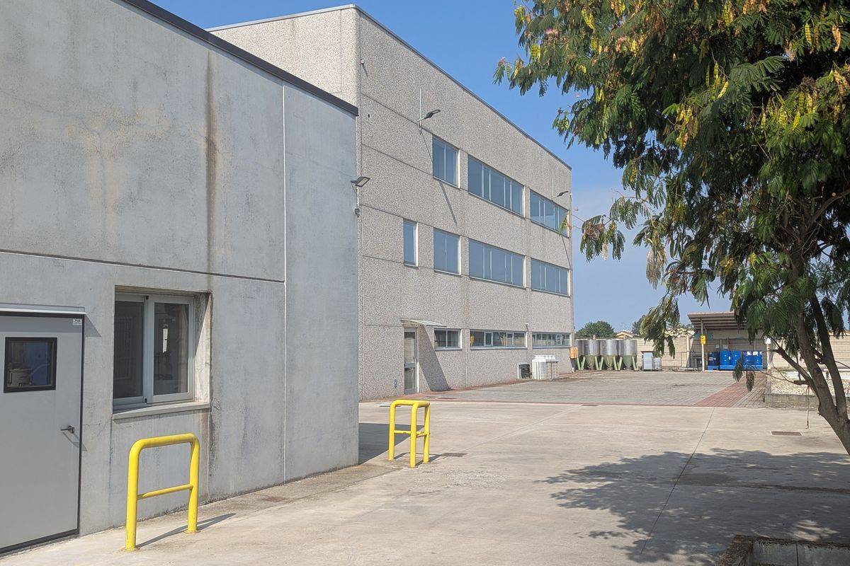 Il piazzale dello stabilimento De Grandi di Tromello