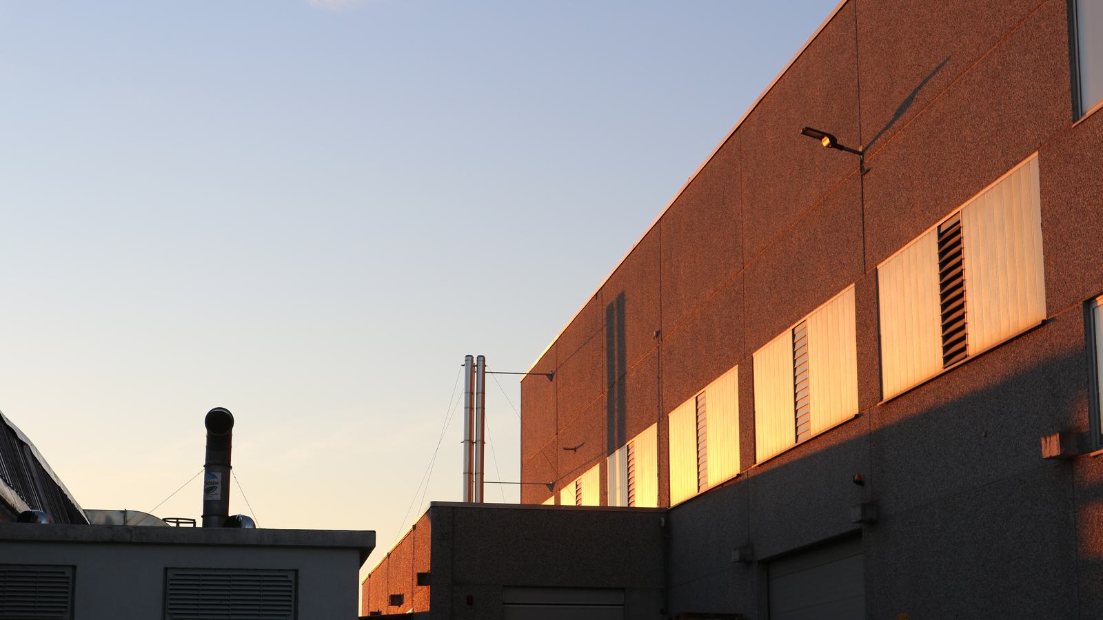 Facciata dello stabilimento De Grandi di Tromello al tramonto