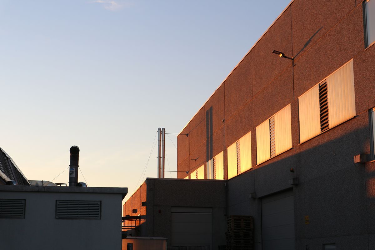 Facciata dello stabilimento De Grandi di Tromello al tramonto